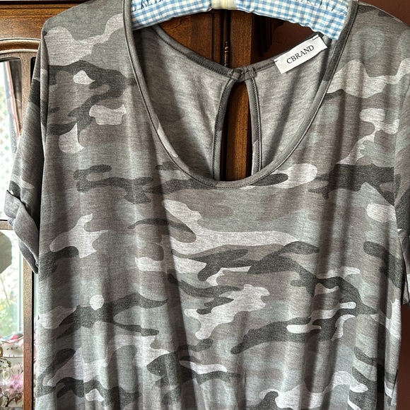 Camo jumper with 2 side pockets, key hole on back, rolled sleeves. NWOT. SS - Picture 2 of 8